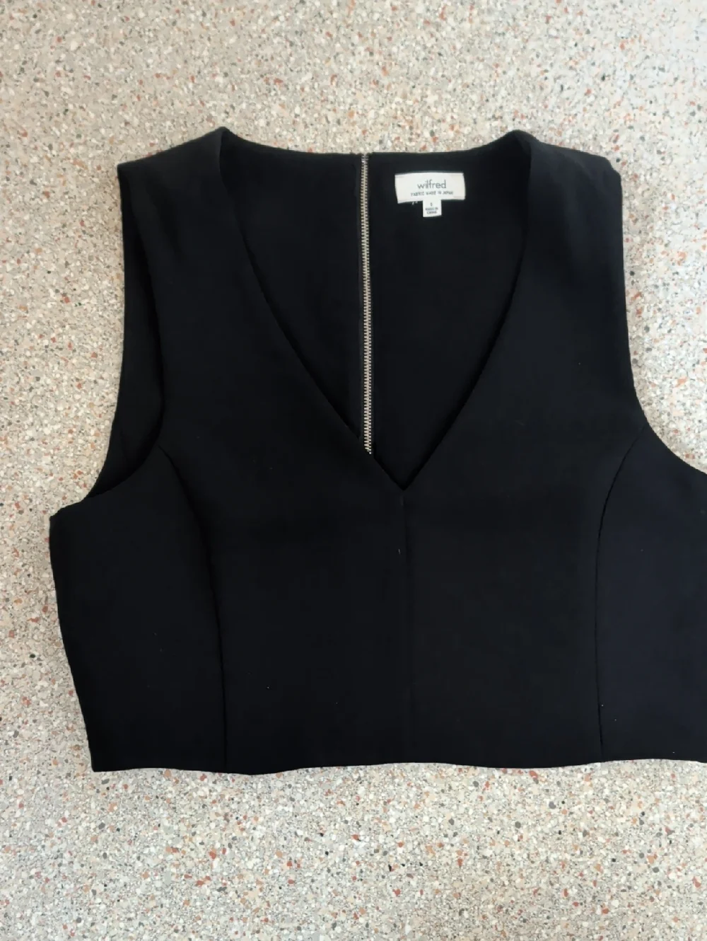 Wilfred Black V-Neck Structured Cropped Top - Picture 1 of 4